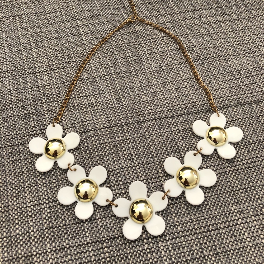 Statement necklace daisy flower